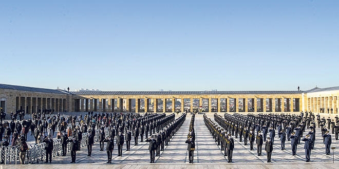 Anıtkabir'de asker ve polis öğrencilerinin 'selamlamama' tartışması