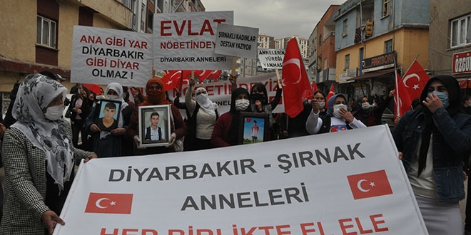 Diyarbakr anneleri rnak annelerine destek verdi, HDP'li vekil acl annelere parmak sallad