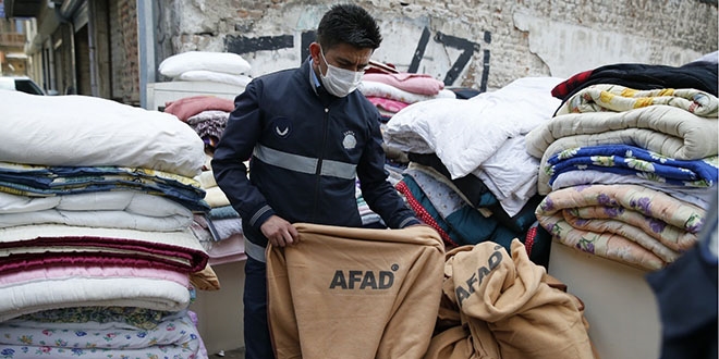 Depremzedelere ait battaniyeleri satla kardlar