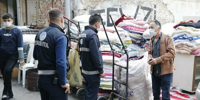 Depremzedelerin battaniyelerini toplayıp satmaya kalktılar