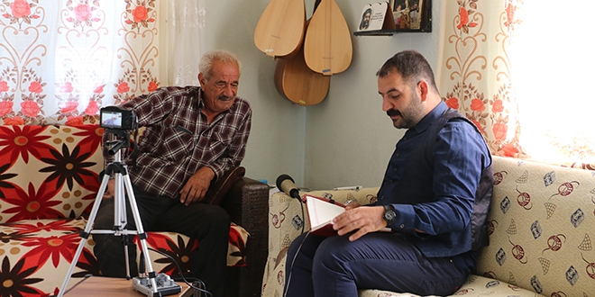 Köy köy dolaşıp sözlü halk geleneğini kayıt altına alıyor