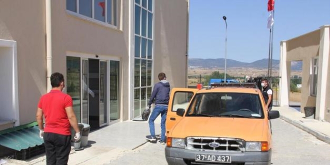 Karantinada olması gereken kişinin yaptığı 'pes' dedirtti