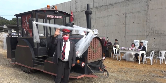 Düğünlerine kara tren görünümlü traktörle gittiler