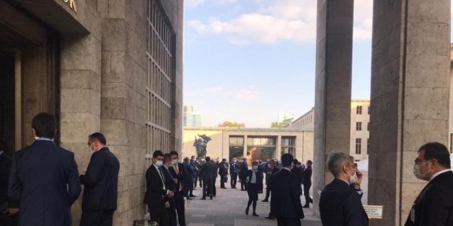 HDP'li vekilin testi pozitif çıktı, bütçe görüşmelerine ara verildi