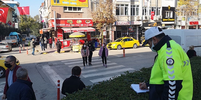Edirne'de yayalara yol vermeyen sürücülere ceza