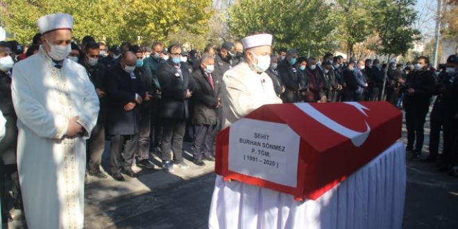 Şehit iki askerimiz gözyaşlarıyla toprağa verildi