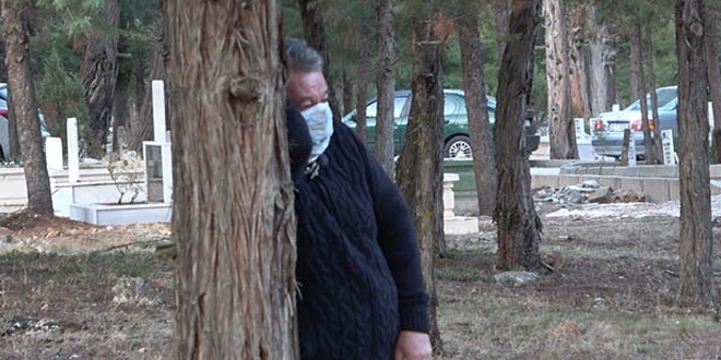 Virüsten vefat eden doktor, vasiyeti üzerine annesinin yanına gömüldü