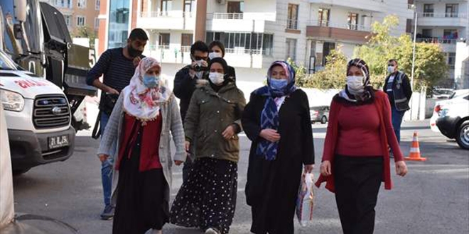 Diyarbakır'daki evlat nöbetine bir aile daha katıldı