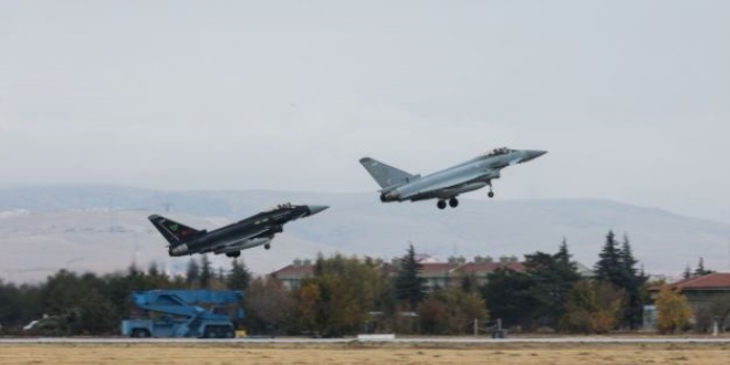 Türk ve İngiliz jetleri Konya'da eğitim uçuşu gerçekleştirdi