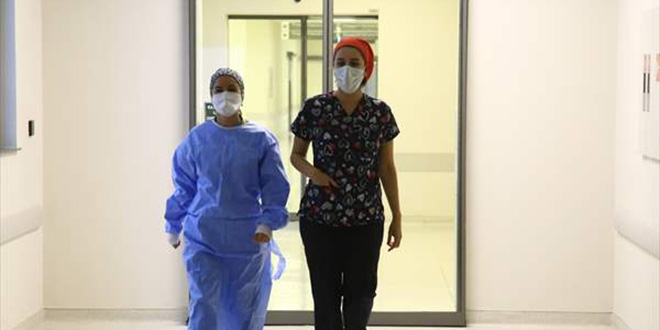 Koronayı yenip göreve dönen 2 doktor, hastalıkla savaşmayı sürdürüyor
