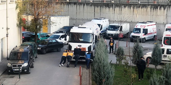 Sağlık çalışanları, arızalanan tankeri itti