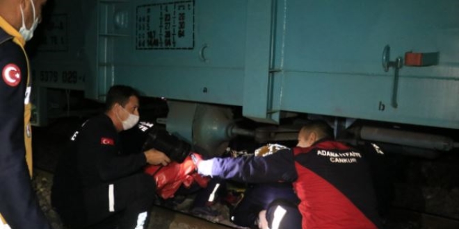 Adana'da yük treninin çarptığı kişi ağır yaralandı