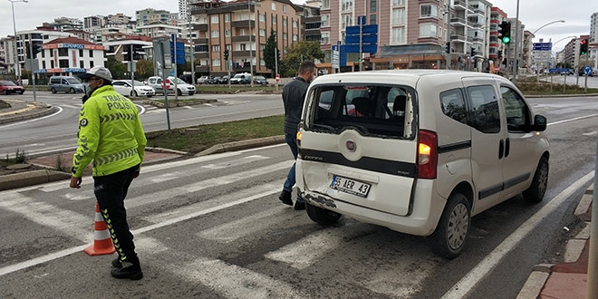 Alkollü sürücü polis aracına çarptı: 1 polis yaralı