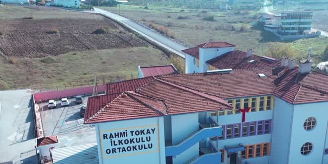 Öğretmenliği bırakıp müteahhit olan iş insanı, 33 yılda 13 okul yaptırdı