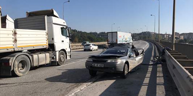 Tır orta şeritte duran otomobile çarptı: 1 ölü