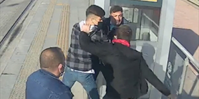 Biletsiz tramvaya binmeye çalışan kişi, kendisini uyaran güvenlik görevlisini bıçakladı