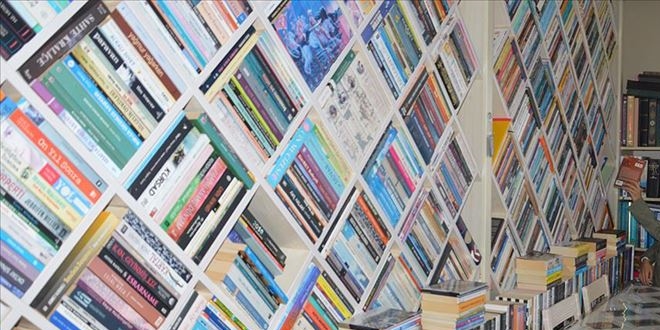 Öğretmen çift kütüphaneleri için 5 defa evlerini değiştirdi