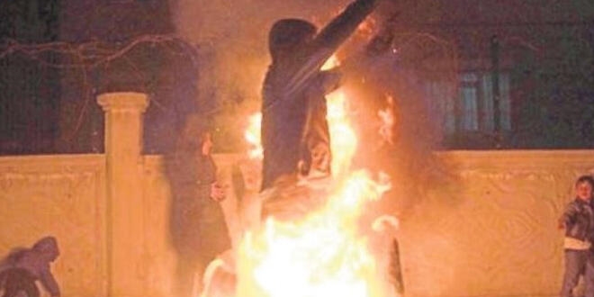 Yanan lastiğin üzerine düştü! Feci ölüm...