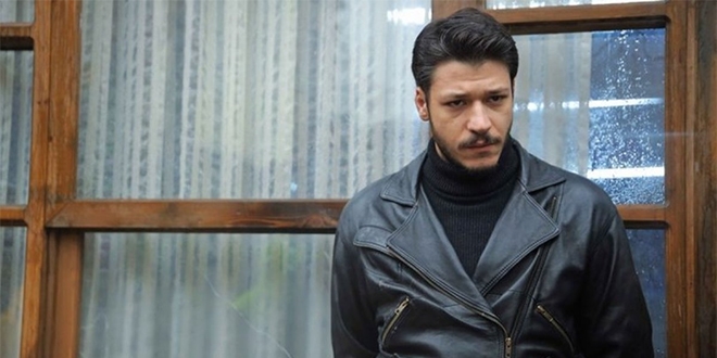 'Ünlülüğüm işe yarıyor, memurlar sıra bekletmiyor'