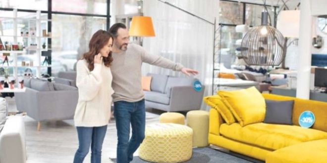 Gelin ve damatları mobilya teslimatı ayırdı