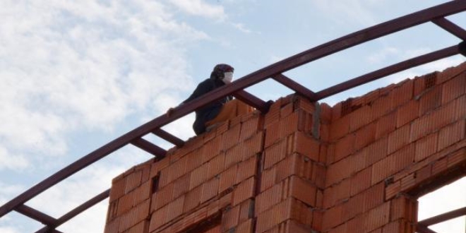 Daireleri gezme bahanesiyle girdiği inşaatın çatısında intihara kalkıştı