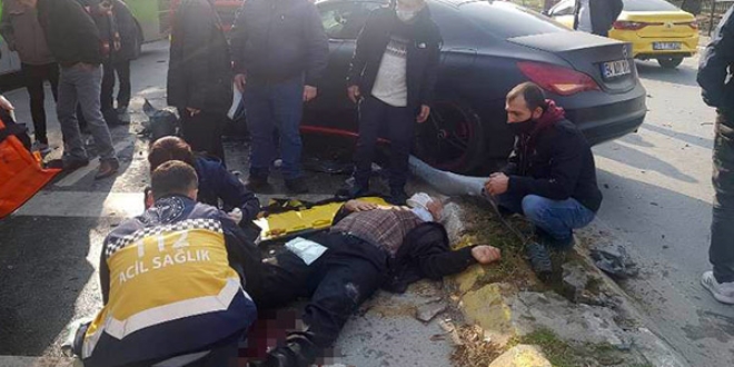 İki araç çarpıştı olan karşıya geçmek isteyen vatandaşa oldu