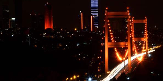 stanbul'un kuleleri ve kprleri turuncuya brnd