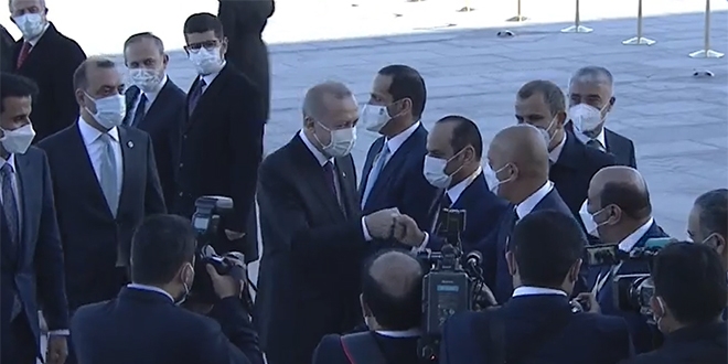 Erdoğan, Katarlı heyetle yumruk tokuşturması yaptı