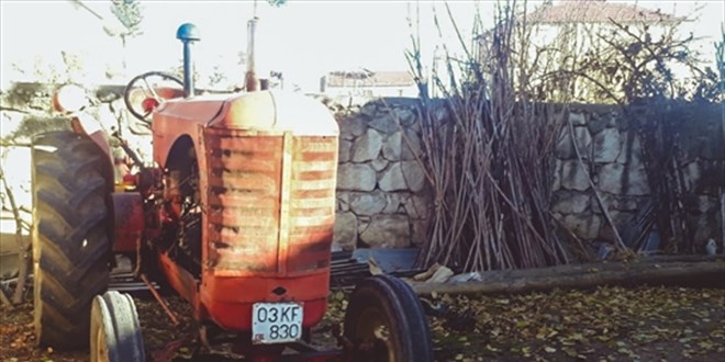 Traktörün altına yaktığı ateş üzerine sıçrayan kişi yanarak öldü