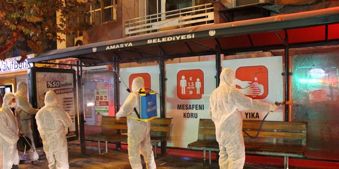 Bu 'koronavirüs timi' şehri sabaha kadar dezenfekte ediyor