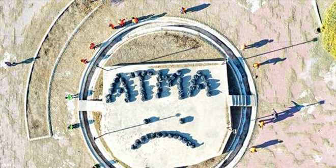 Temizlik iileri sokaklardan toplanan plerle 'ATMA' yazd