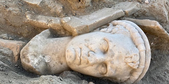 Laodikya Antik Kenti'nde 2 bin yıllık rahip başı heykeli bulundu