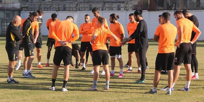 Adanaspor'da, 21'i futbolcu 30 kiinin koronavirs testinin pozitif kt