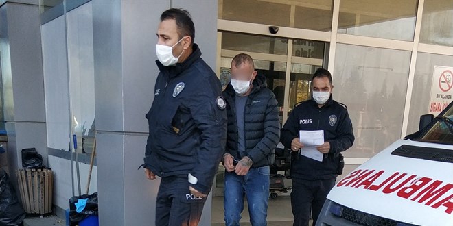 Trafikte aracıyla dehşet saçtı: 1'i polis 2 yaralı