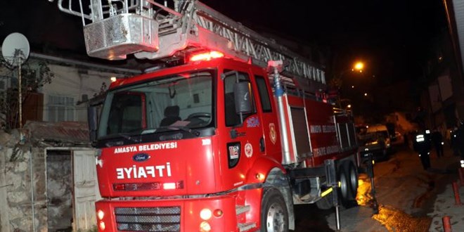Ev yangınına müdahale eden bir itfaiye eri yaralandı