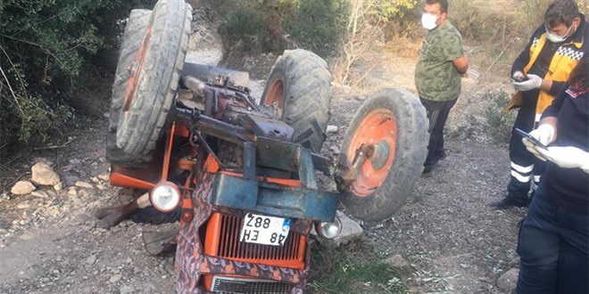 Devrilen traktörün altında kalan yaşlı çift öldü