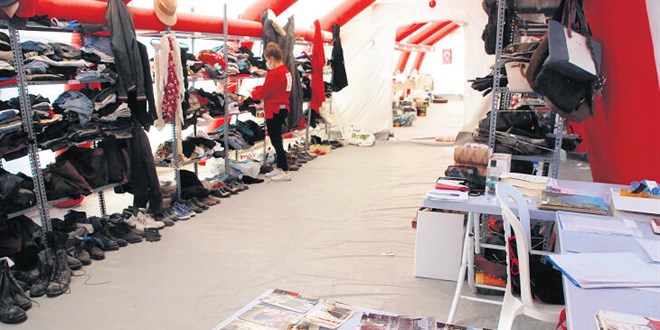 Depremzedeler 'hatıraları' için molozların peşine düştü
