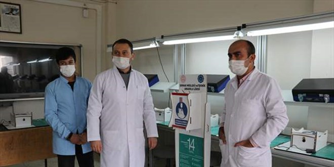 Meslek lisesinde ateş ölçümü de yapan dezenfektan cihazı üretildi