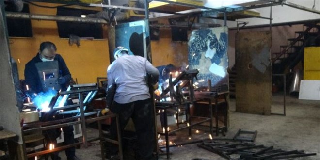 Devlet okulu bacasız fabrika gibi üretim yapıyor