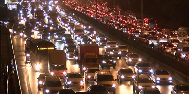 Sokağa çıkma yasağına saatler kala trafik durma noktasına geldi