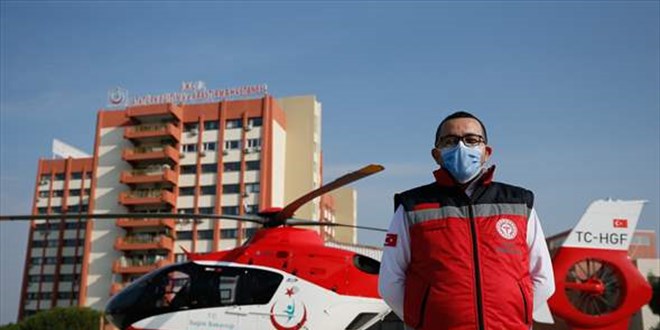 Uçmayı seven 30 yıllık hekim görevinden kopamıyor