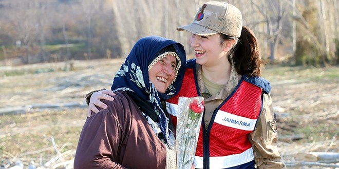 Kolluk kuvvetlerinin sıcak yüzü fotoğraf karelerine yansıdı