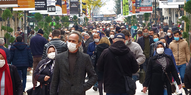 Alarm verilen ilde kısıtlama sonrası insan yoğunluğu yaşanıyor