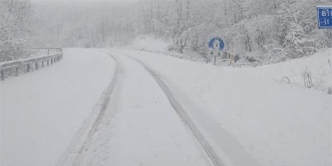 Erzurum'da kar ve tipi nedeniyle 12 ky yolu ulama kapand