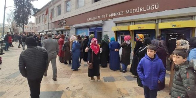 PTT önünde 'koronavirüs' sırası! Polis müdahale etti