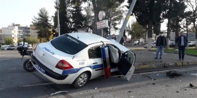 Polis aracı aydınlatma direğine vurdu: 2 polis yaralı