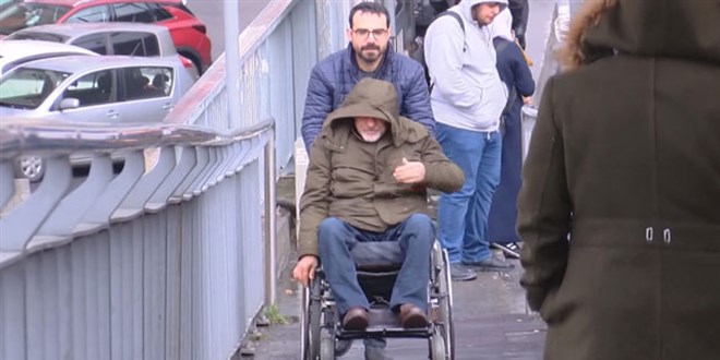 Engellilerin kullanamadığı metrobüs durağında çile sürüyor