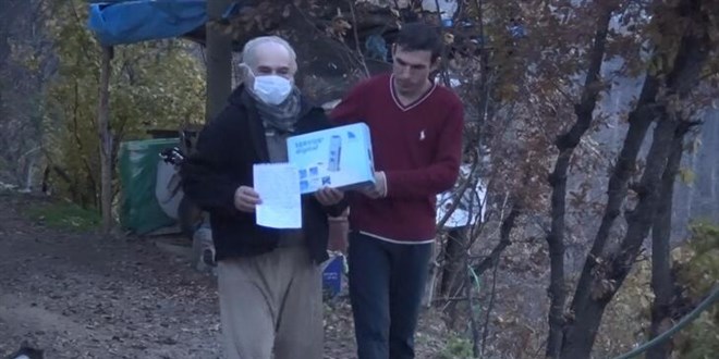 Bakan Soylu'dan tedavi gören vatandaşa 'konuşma cihazı' hediyesi