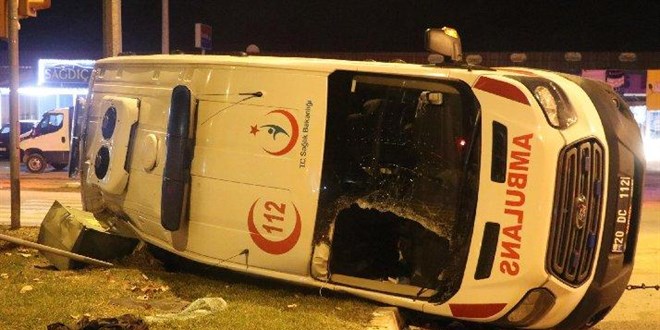 Devrilen ambulansta sağlık görevlileri bebeğe siper olmuş