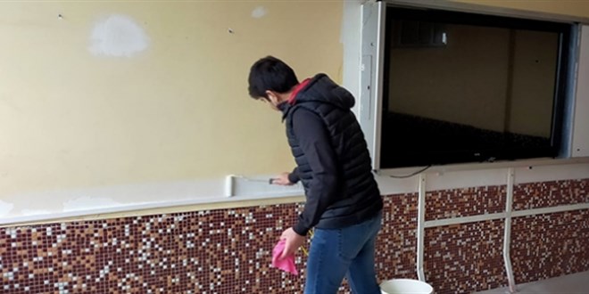Öğretmenler ve personel omuz omuza verip okul boyadı